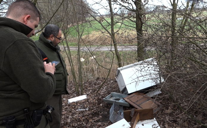 Groene boa's bij gedumpt afval