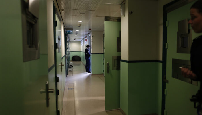 Gang vol politiecellen bij een politiebureau in Den Haag.