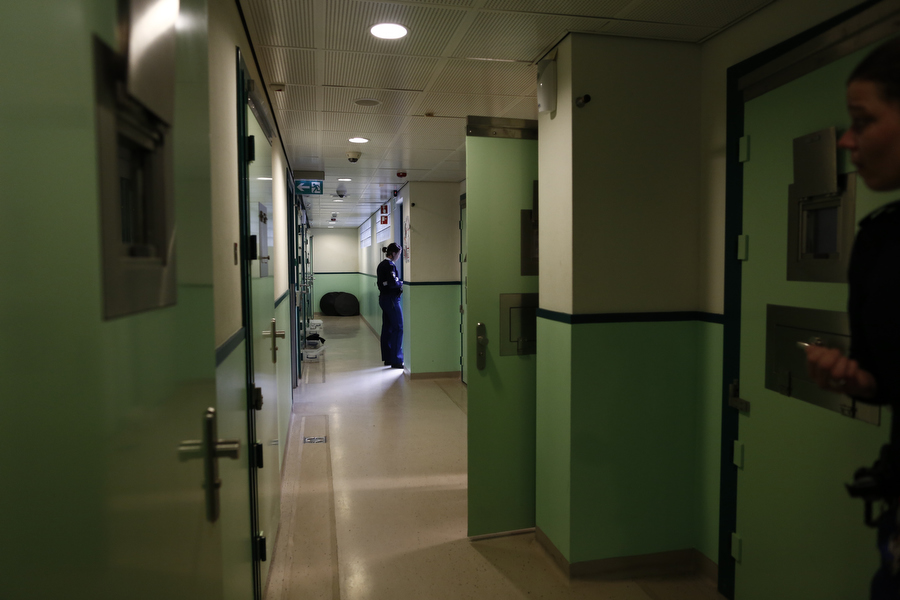 Gang vol politiecellen bij een politiebureau in Den Haag.