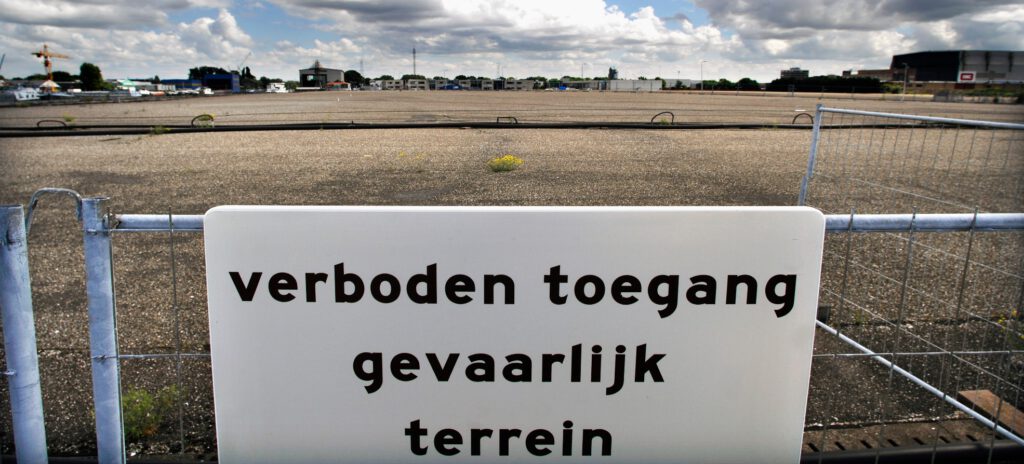 Bord met tekst 'Verboden toegang, gevaarlijk terrein'