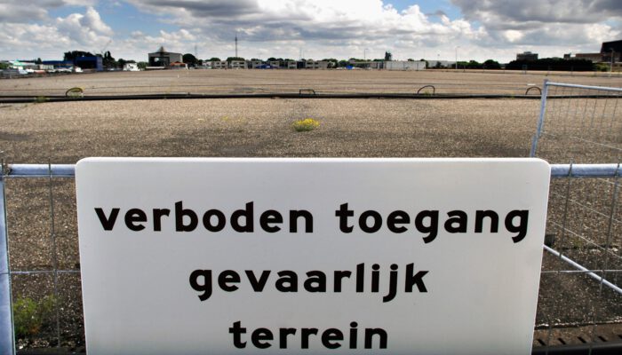Bord met tekst 'Verboden toegang, gevaarlijk terrein'