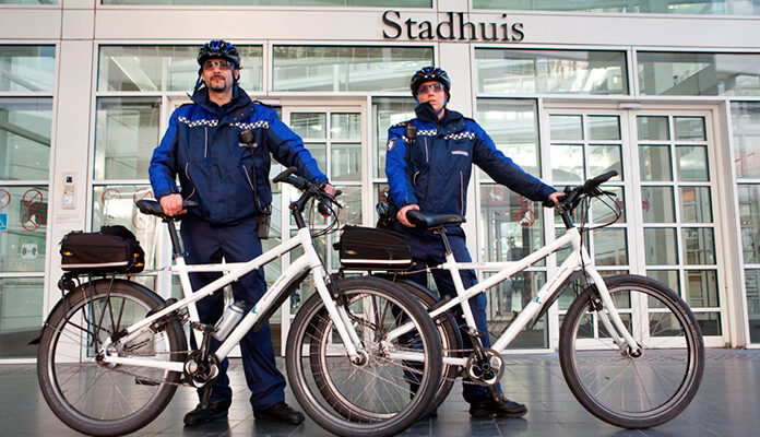 Boa's op de fiets doen hun ronde in Den Haag.