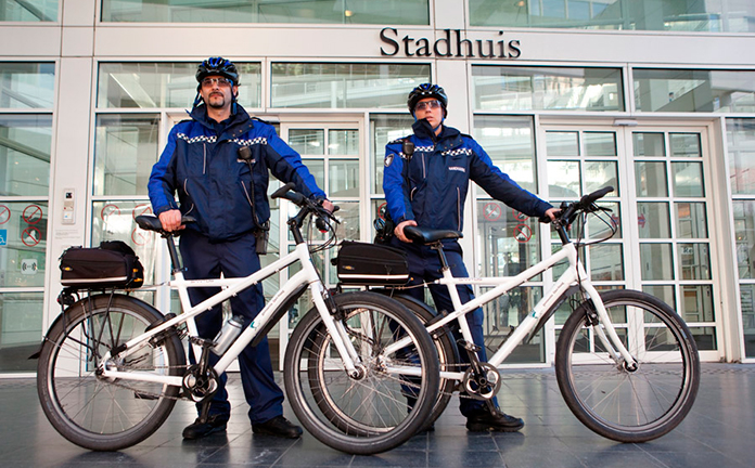 Boa's op de fiets doen hun ronde in Den Haag.