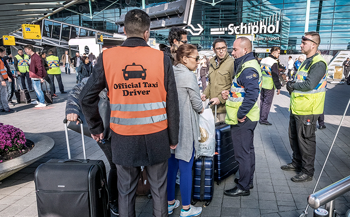 Taxironselaars benaderen mensen uit de rij