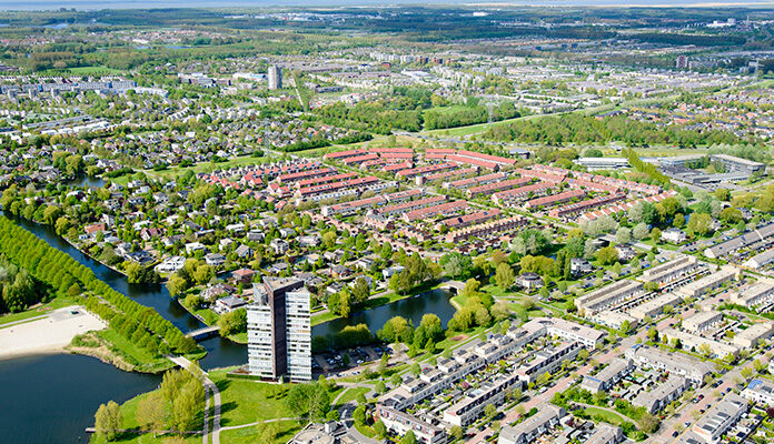Foto vanuit de lucht van diverse woningen