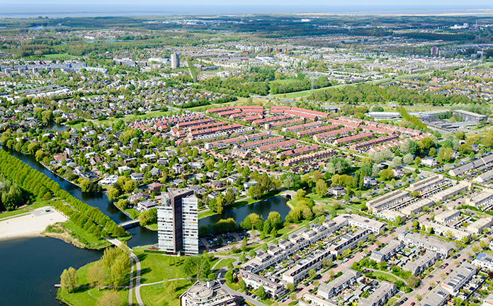 Foto vanuit de lucht van diverse woningen