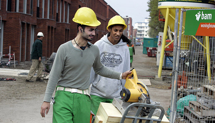 Twee bouwvakkers aan het werk op bouwplaats