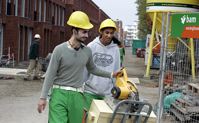 Twee bouwvakkers aan het werk op bouwplaats