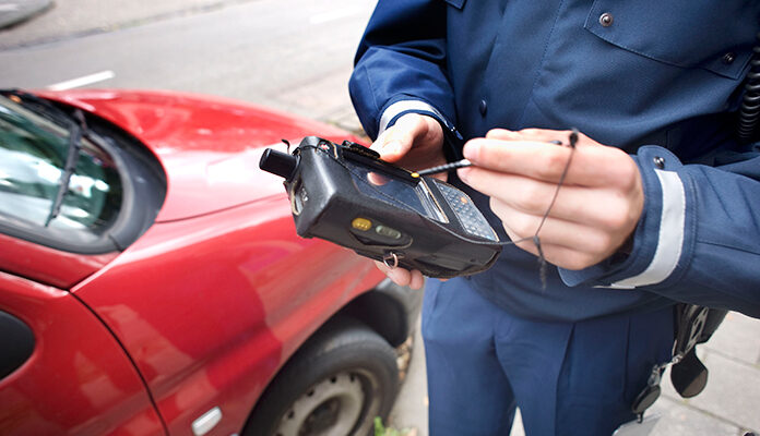 Boa met portofoon in de hand