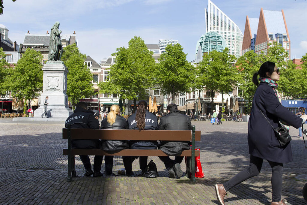 Beveiligers op het Plein in Den Haag