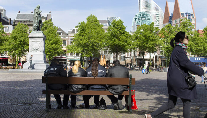 Beveiligers op het Plein in Den Haag
