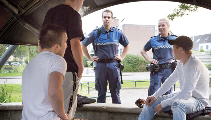 2 boa's doen een check bij een groepje jongeren