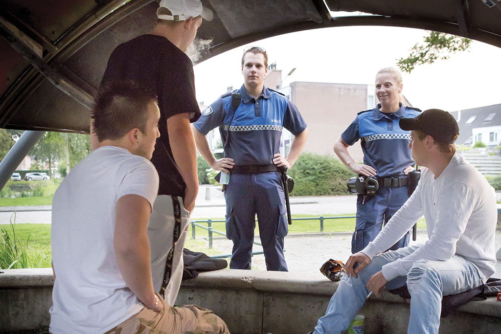 2 boa's doen een check bij een groepje jongeren