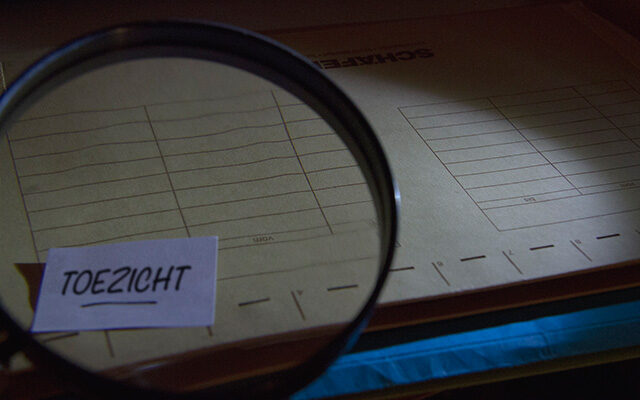 Vergrootglas gericht op tekst toezicht