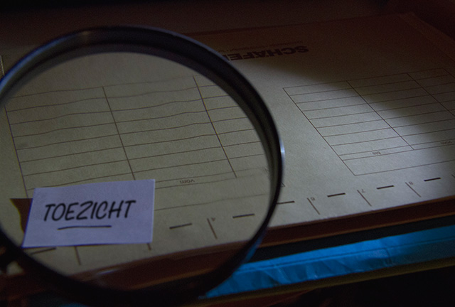 Vergrootglas gericht op tekst toezicht