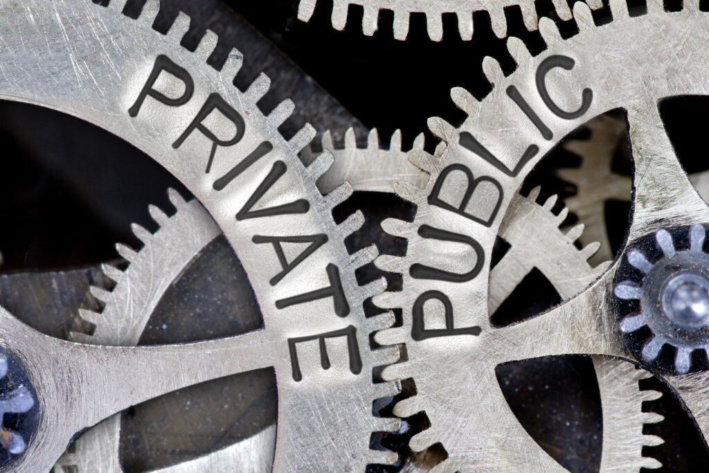 Tandwielen met daarop de tekst private en public