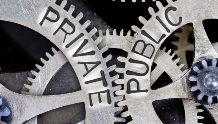 Tandwielen met daarop de tekst private en public