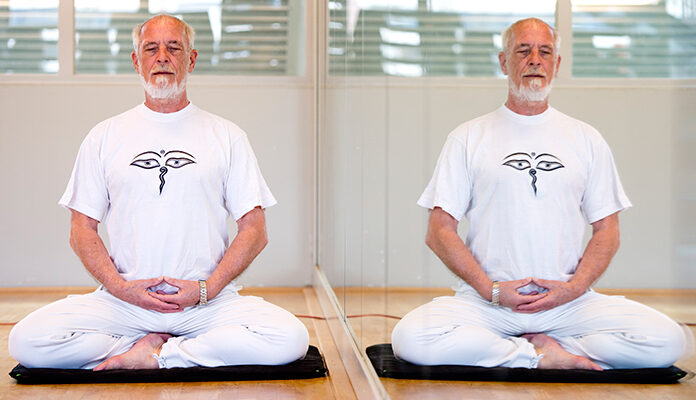 Man in yoga-houding voor spiegel