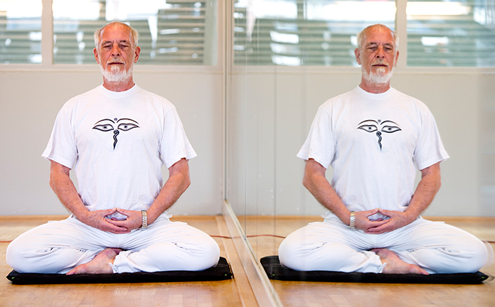Man in yoga-houding voor spiegel