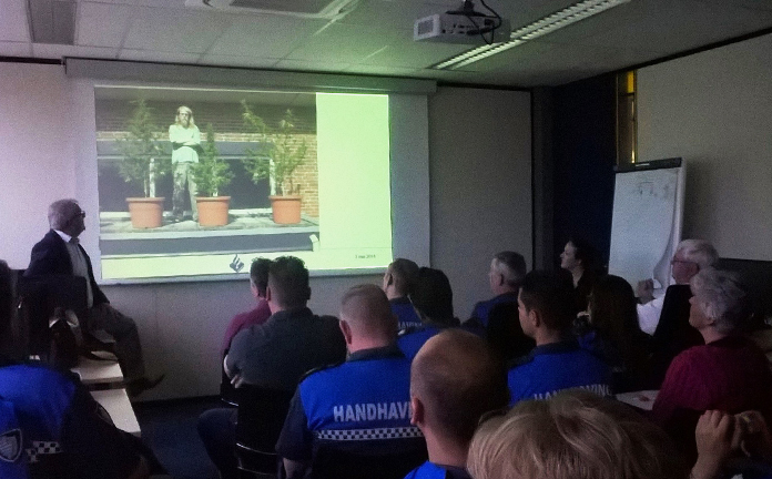Briefing van een team handhavers in de maand waarin 'de geur van hennep' centraal staat