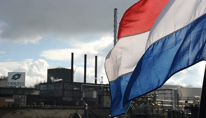 Afbeelding van fabrieken met Nederlandse vlag erbij