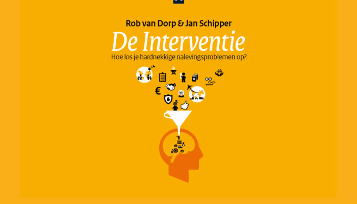 Voorkant van publicatie met de tekst: Rob van Dorp & Jan Schipper De Interventie Hoe los je hardnekkige nalevingsproblemen op?