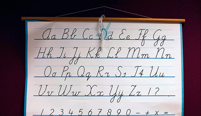 Bord voor school met geschreven letters en cijfers