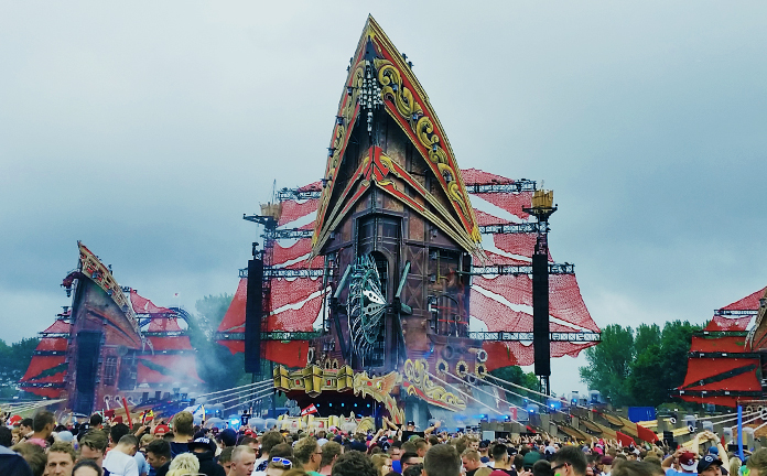 Podium van groot festival