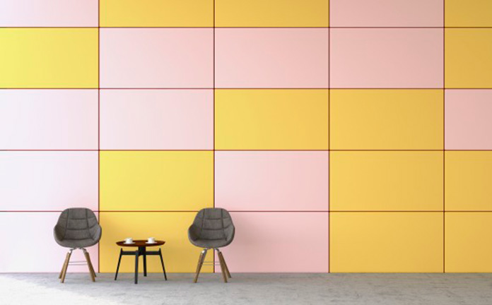 2 stoelen met een tafel voor een gekleurde wand