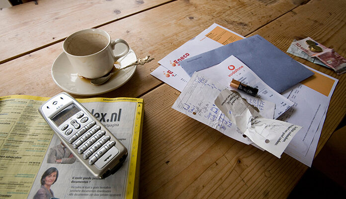 Energierekeningen en brieven van de Belastingdienst.