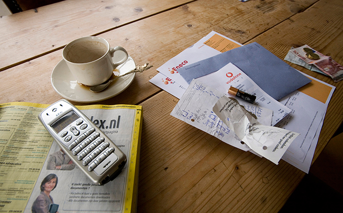 Energierekeningen en brieven van de Belastingdienst.