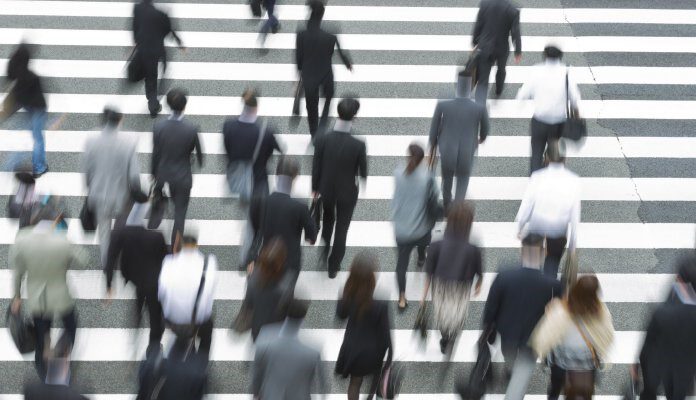 Mensen lopend over zebrapad