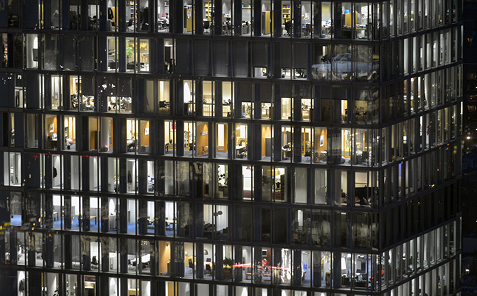 Afbeelding van kantoorpand waar overal het licht nog brandt.