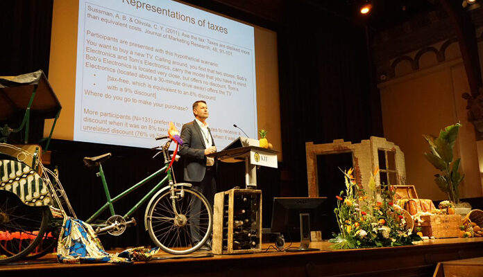 Erich Kirchler op podium bij congres Handhaving en Gedrag