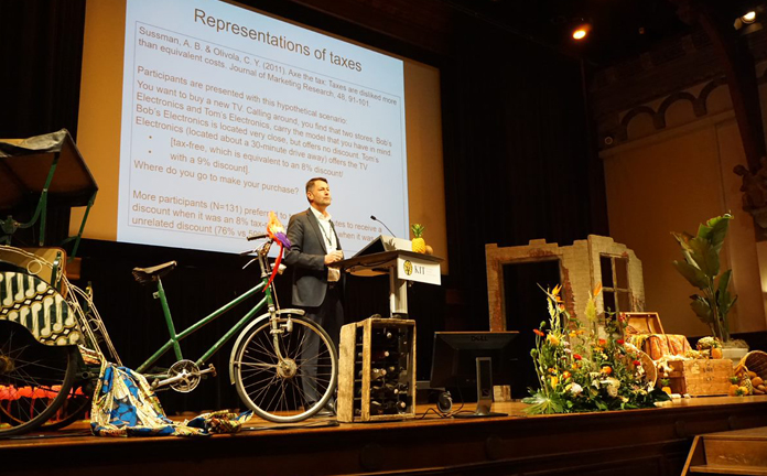 Erich Kirchler op podium bij congres Handhaving en Gedrag