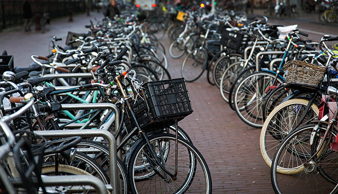 Veel fietsen in een fietsenstalling