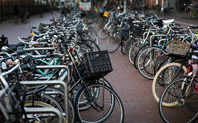 Veel fietsen in een fietsenstalling