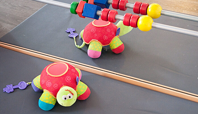 Kinderspeelgoed op de grond