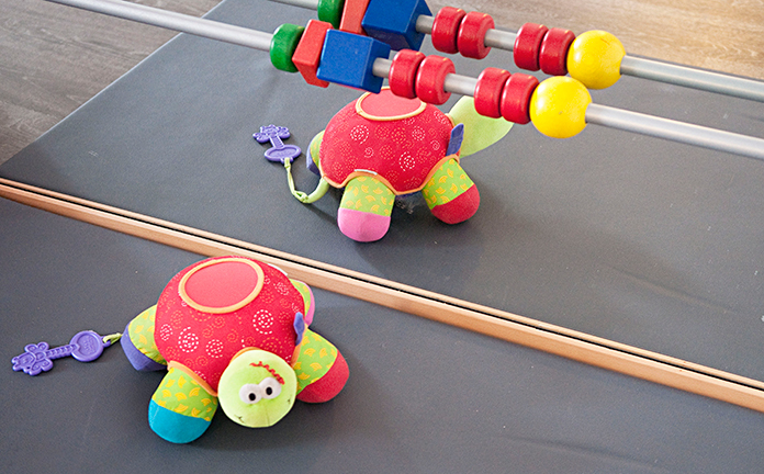 Kinderspeelgoed op de grond