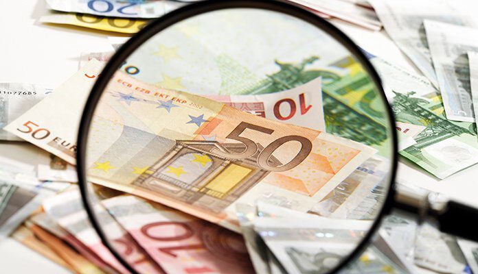 Vergrootglas gericht op briefgeld