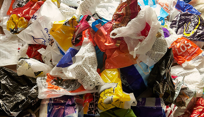 Berg met plastic tasjes