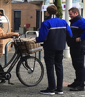 Twee boa-studenten in gesprek met fietser