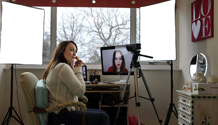 Vlogger doet make-up op voor de camera