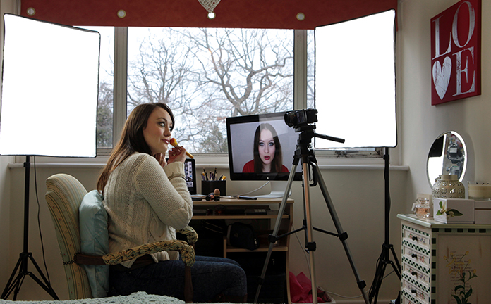 Vlogger doet make-up op voor de camera