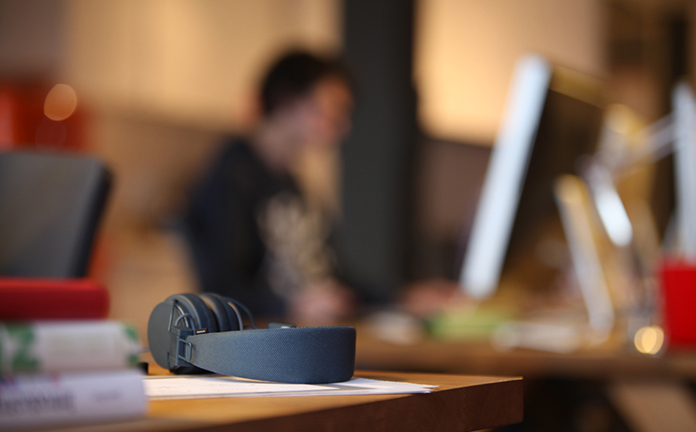 Onherkenbare jongen zit achter laptop.