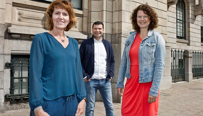 Muzaffer Yuksekyildiz, Claudia Weeber en Jacqueline Kabel op de foto voor een kantoorpand