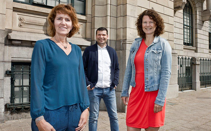 Muzaffer Yuksekyildiz, Claudia Weeber en Jacqueline Kabel op de foto voor een kantoorpand