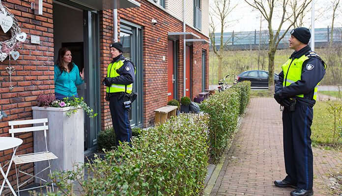 2 boa's doen een check na woninginbraak