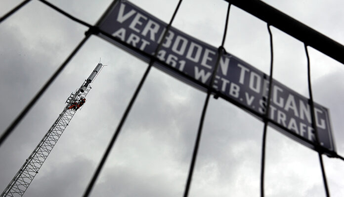 Bord met de melding 'Verboden toegang' bij mast