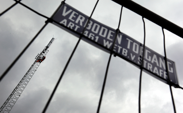 Bord met de melding 'Verboden toegang' bij mast